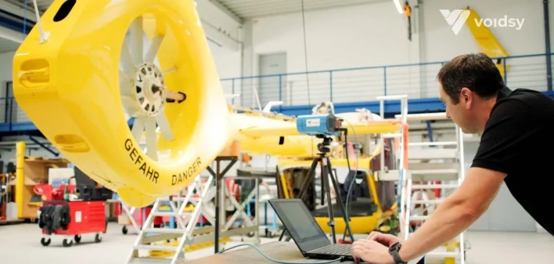 Test eines Hubschraubers in einer Halle