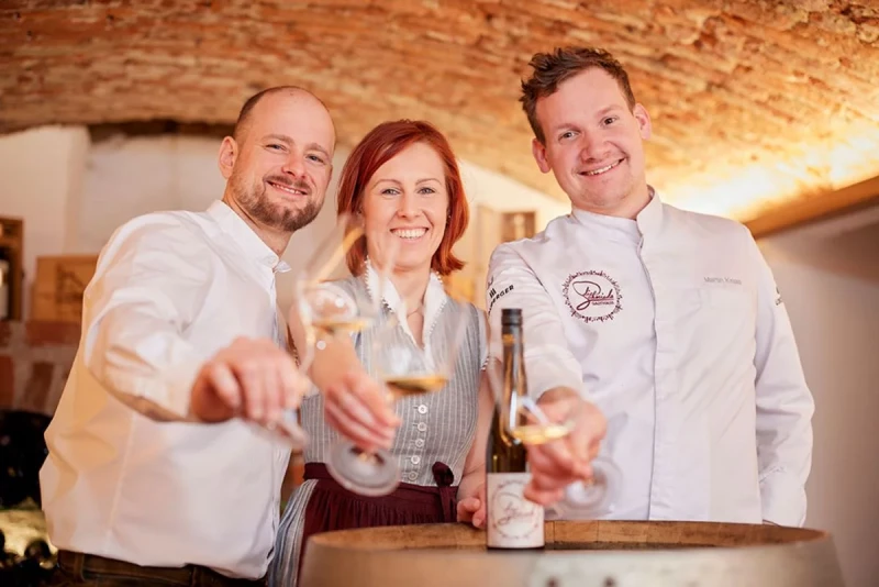 Foto von Markus Fussi, Alexandra Strobl und Martin Kinast in der Gaststube